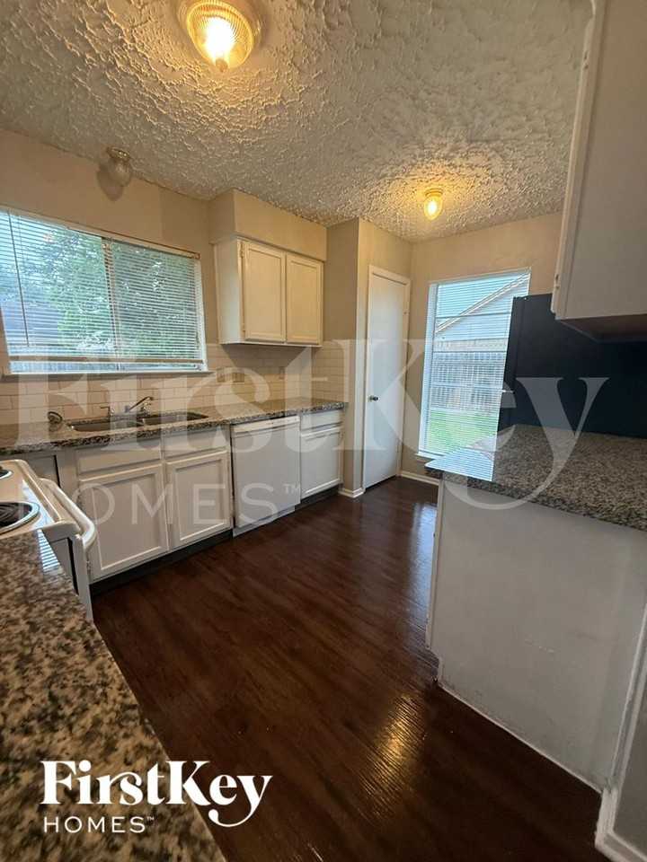 15706 Tammany Ln - Photo 5 of 10