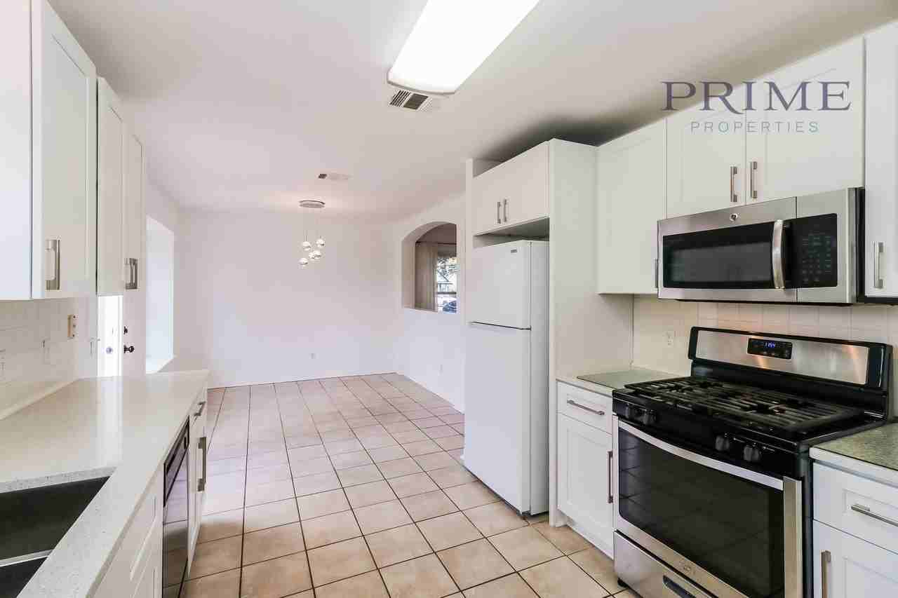1041 Stacias Way - Photo 4 of 17