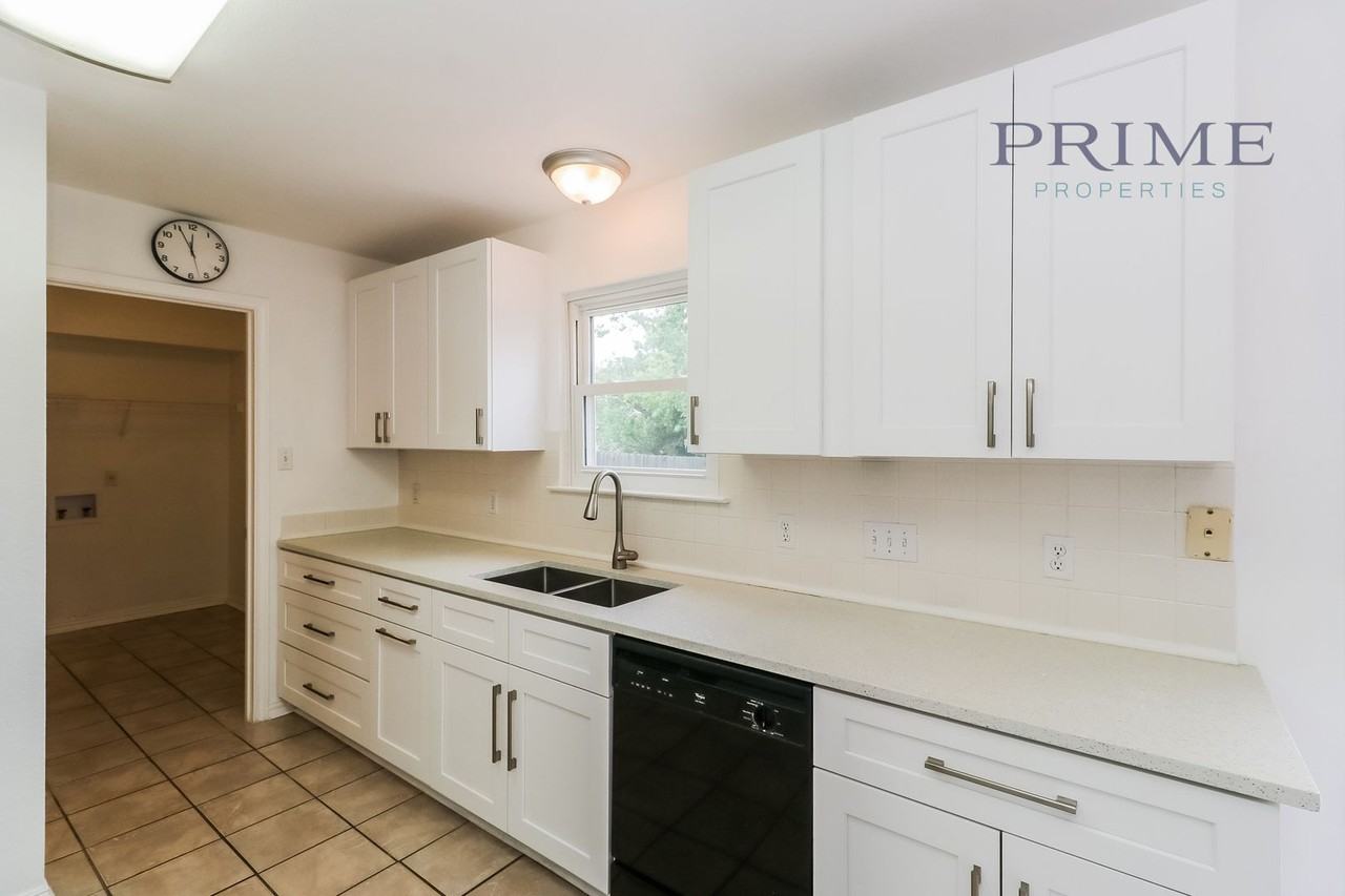 1041 Stacias Way - Photo 7 of 17