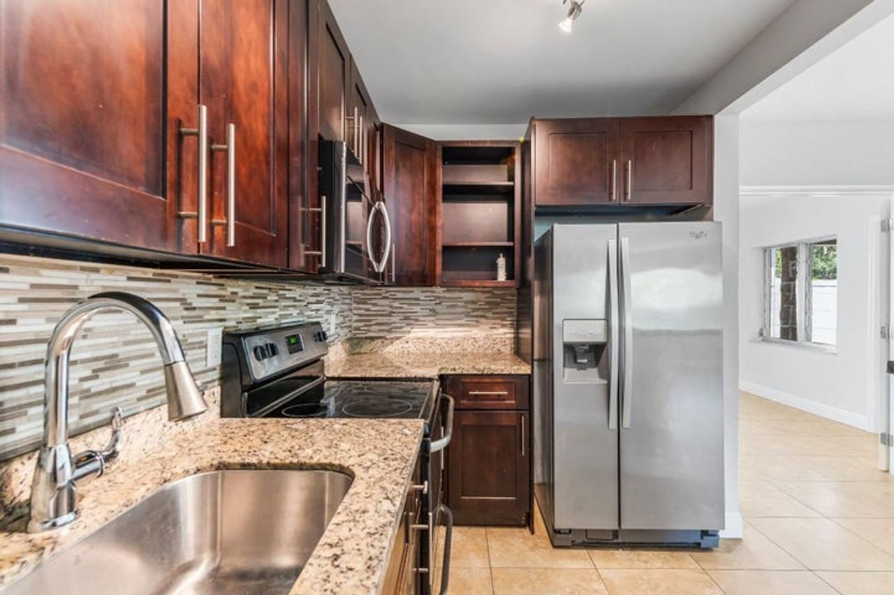 1015 Ne 12th St - Photo 2 of 12