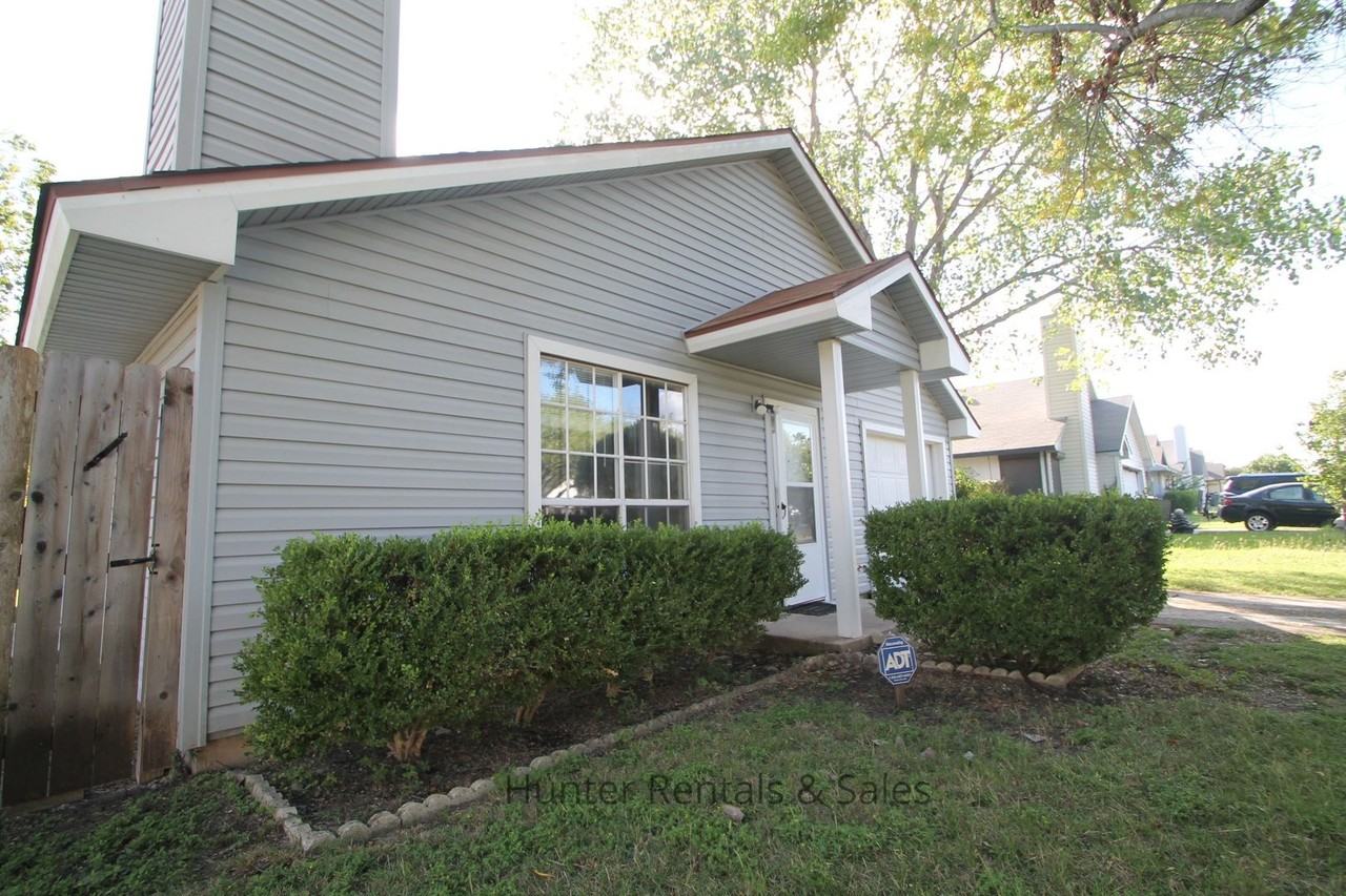 2404 Windmill Dr - Photo 2 of 20