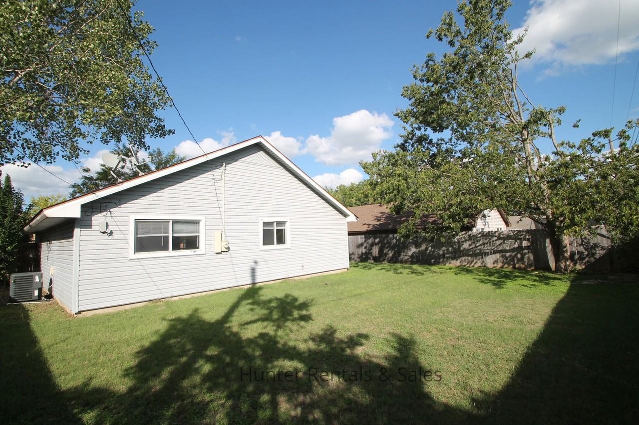 2404 Windmill Dr - Photo 3 of 20