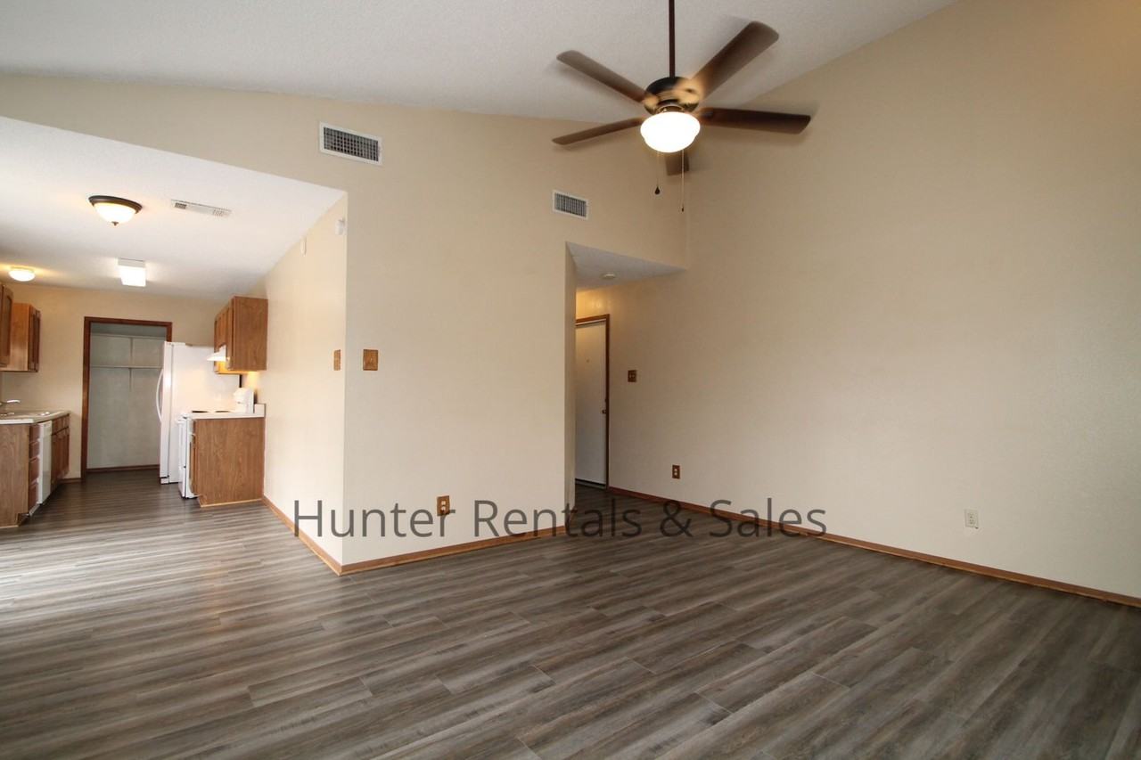2404 Windmill Dr - Photo 7 of 20