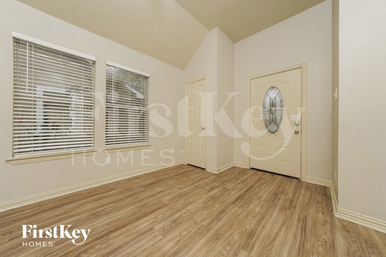 804 Center St - Photo 4 of 19