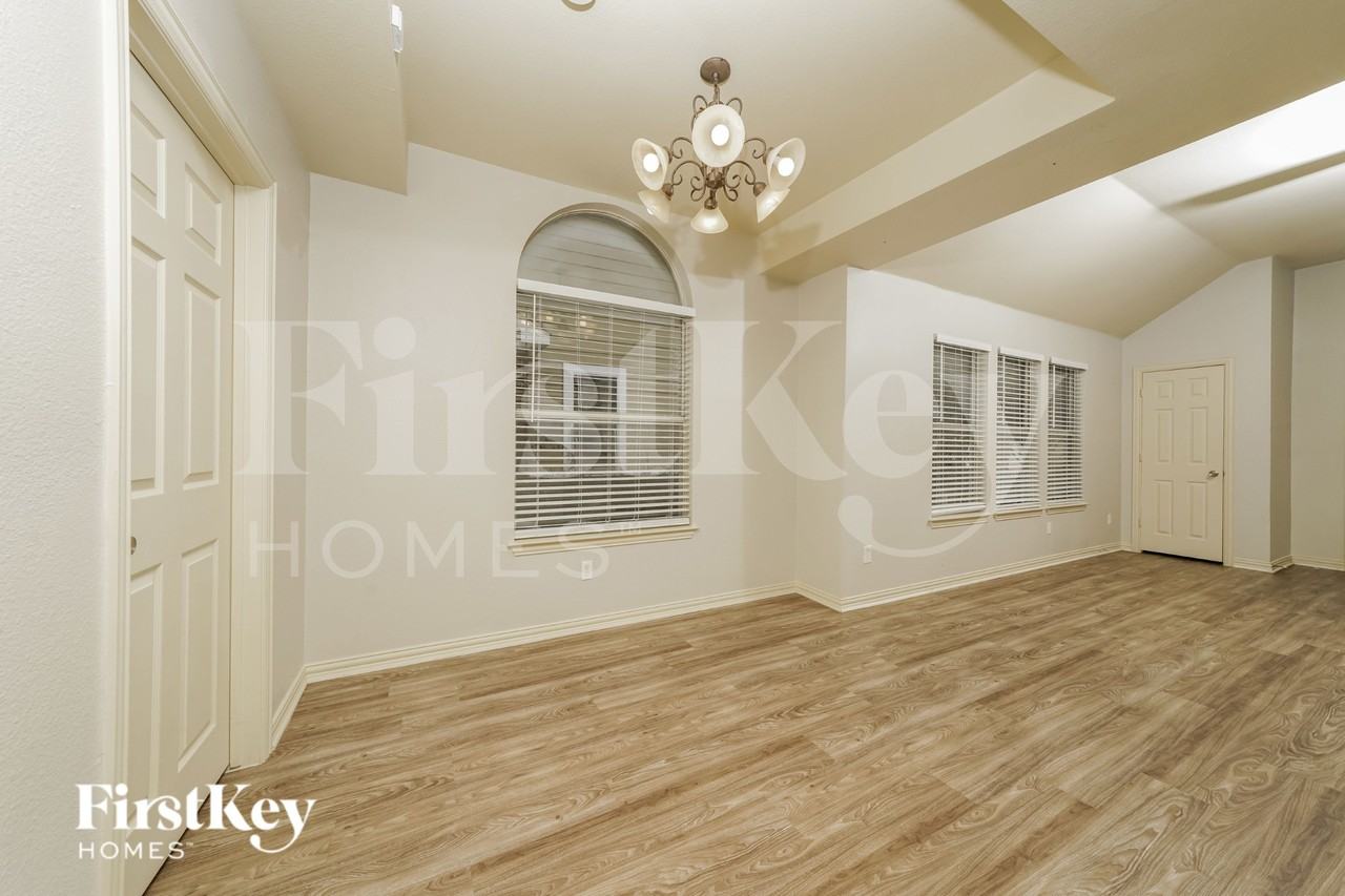 804 Center St - Photo 5 of 19
