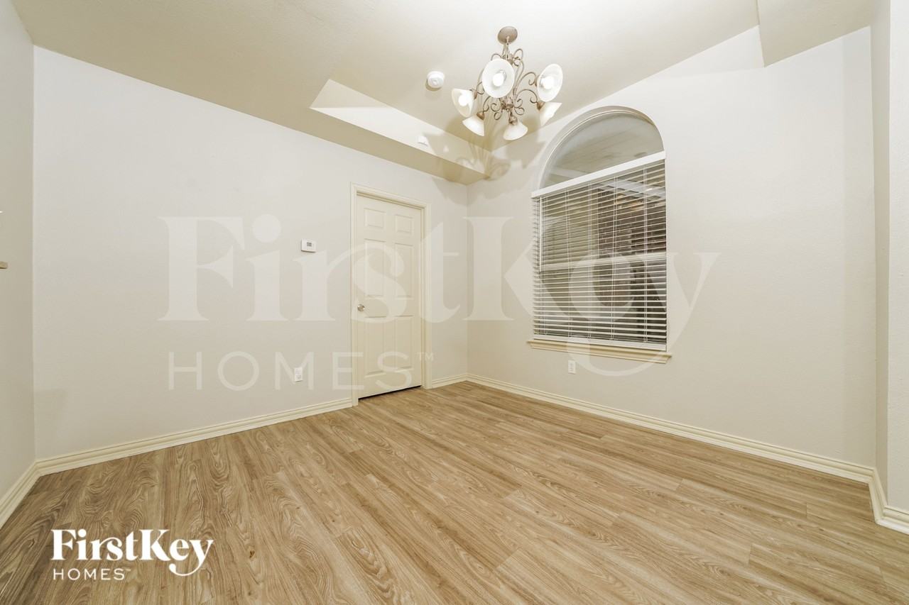 804 Center St - Photo 6 of 19