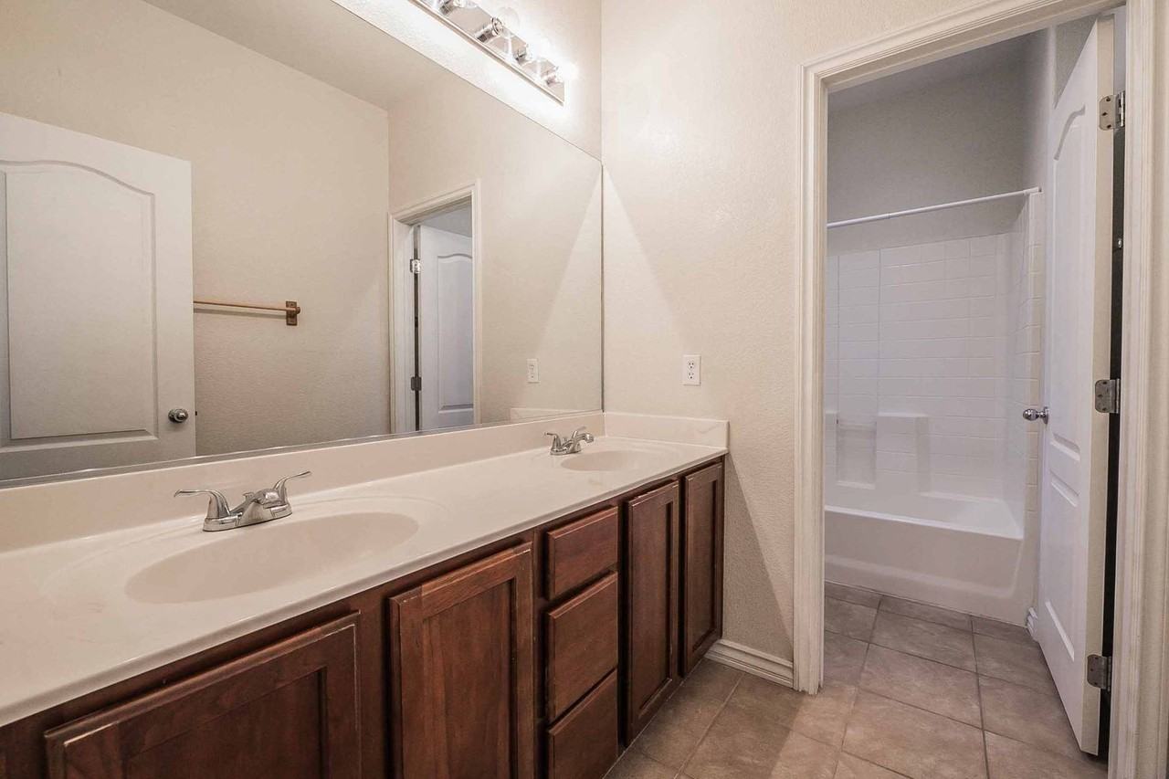2871 Dunnottar Ave - Photo 3 of 21
