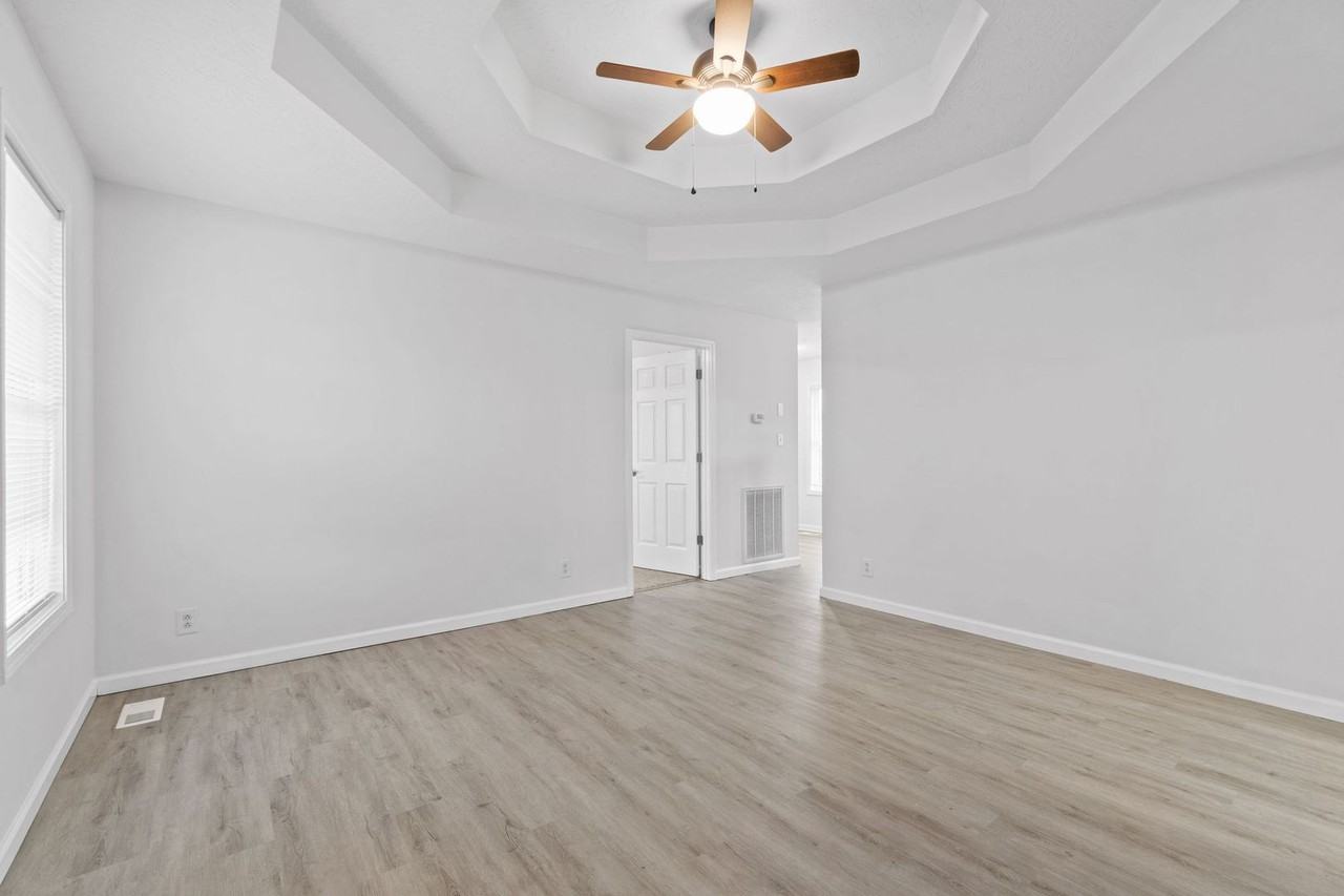 941 Crabapple Ln - Photo 3 of 23