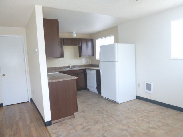 1026 Lindstrom St - Photo 3 of 15