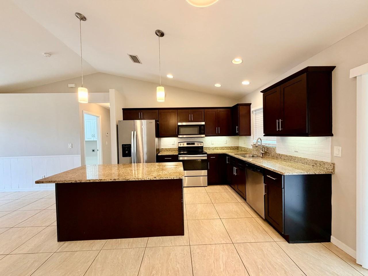 519 Sw 29th St - Photo 5 of 21