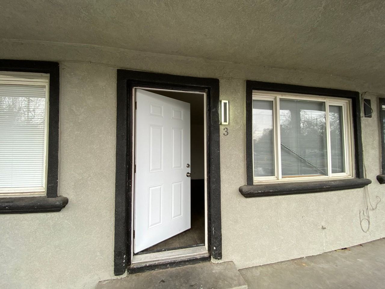 837 N Pilgrim St - Photo 2 of 12