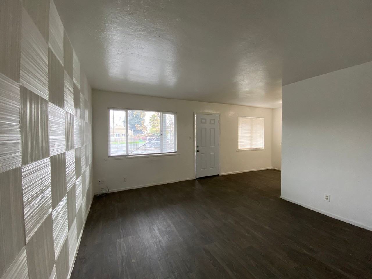 837 N Pilgrim St - Photo 5 of 12