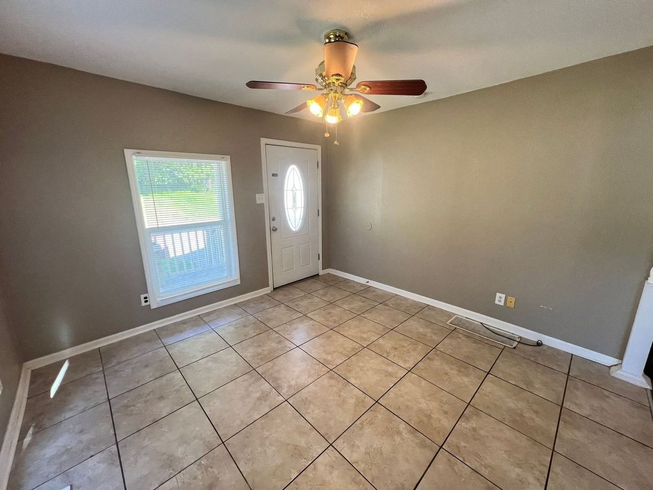 607 N Hocker Ave - Photo 3 of 14