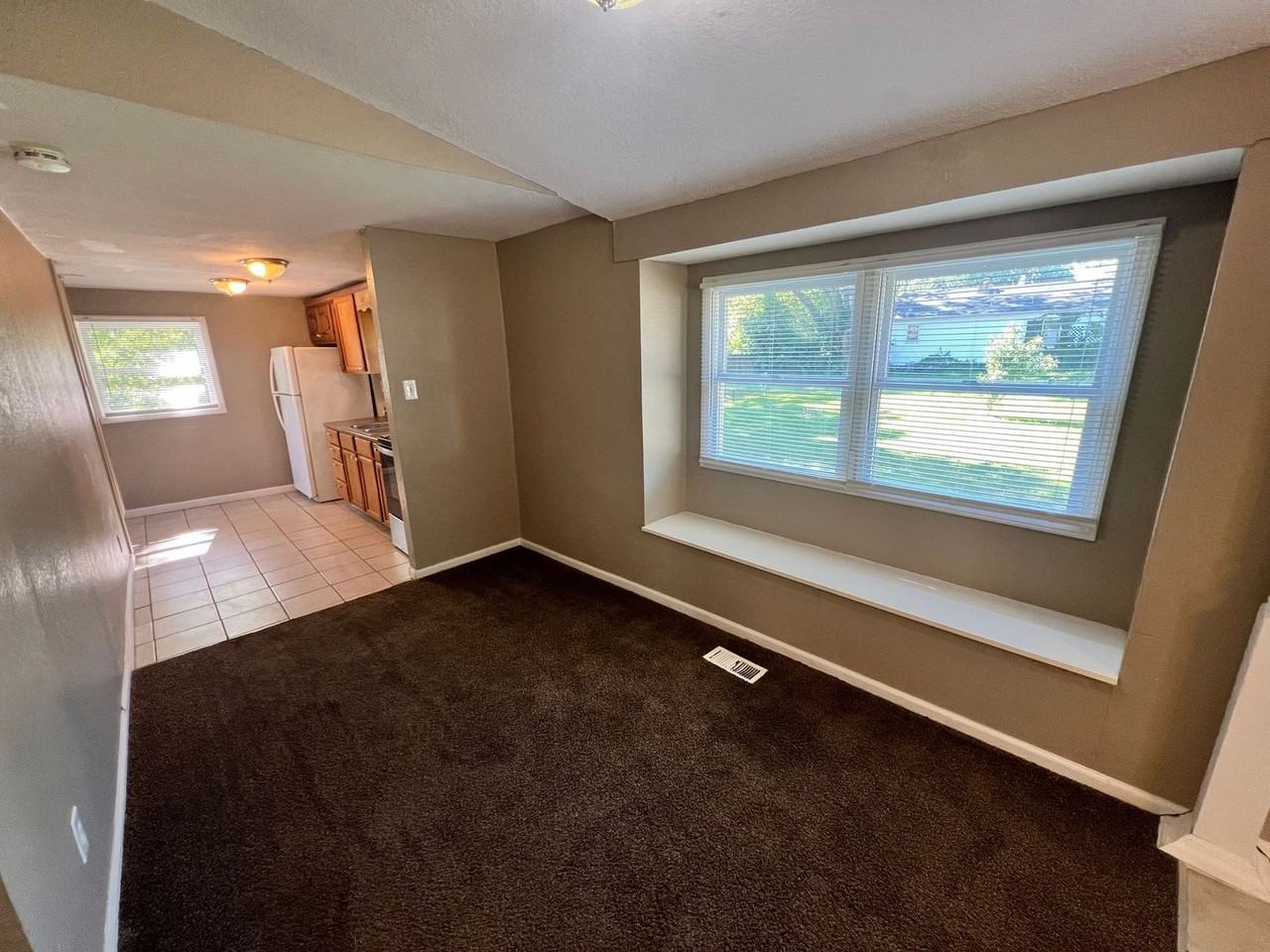 607 N Hocker Ave - Photo 4 of 14