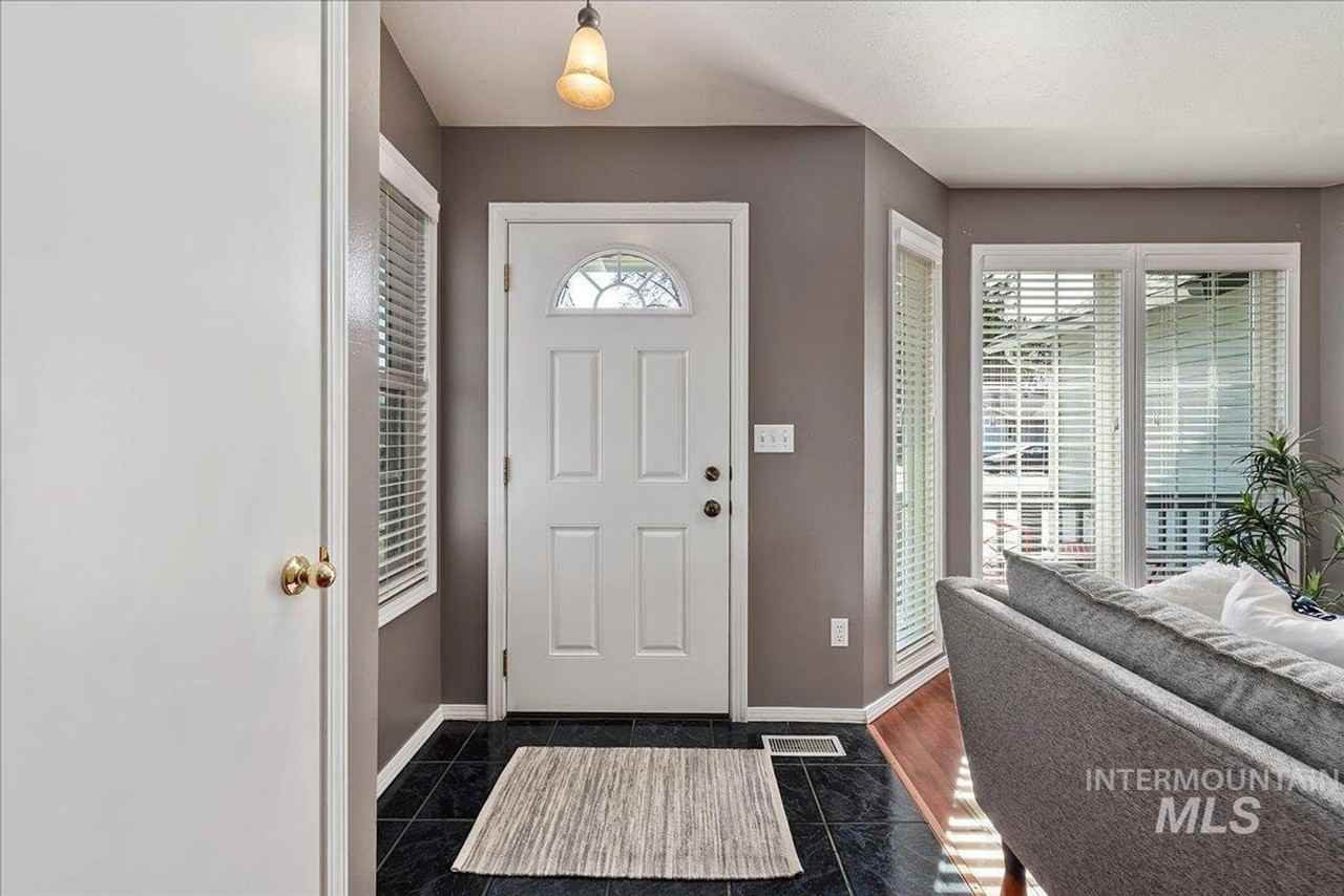 3179 N Columbine Ave - Photo 7 of 28