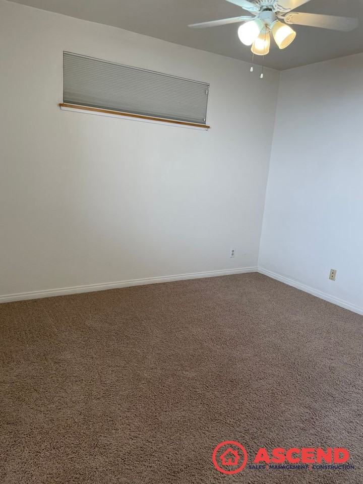 230 Francis St - Photo 4 of 7