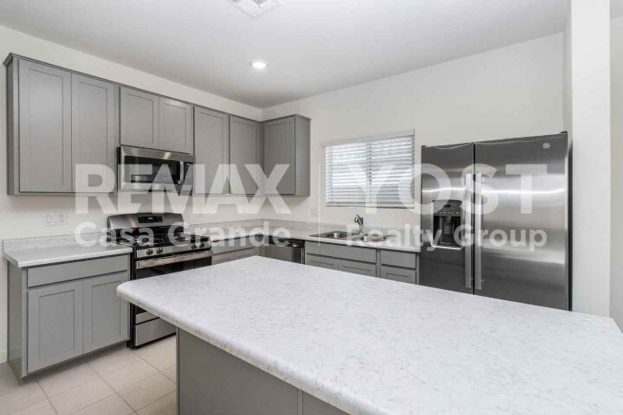 980 E Wiley Way - Photo 4 of 17