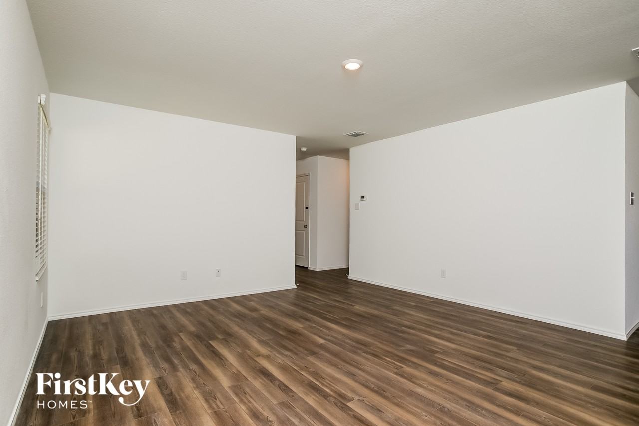 1614 River Crossing Dr - Photo 3 of 13