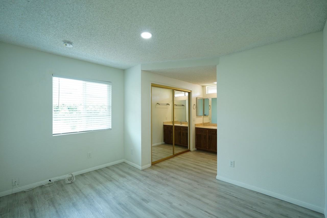 8303 California Ave - Photo 4 of 11