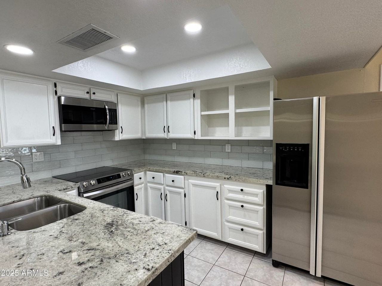5502 W Frier Dr - Photo 4 of 32