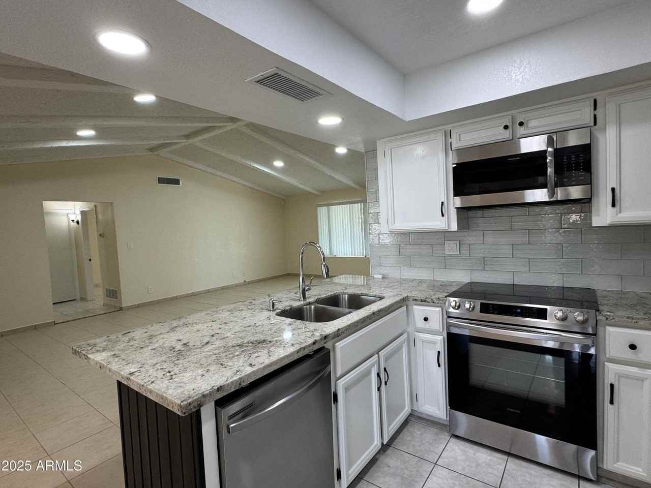 5502 W Frier Dr - Photo 7 of 32