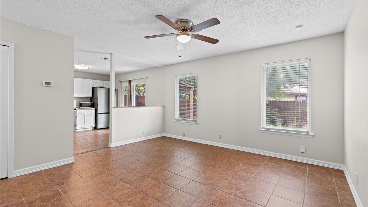 6822 Mountain Spring St - Photo 2 of 12