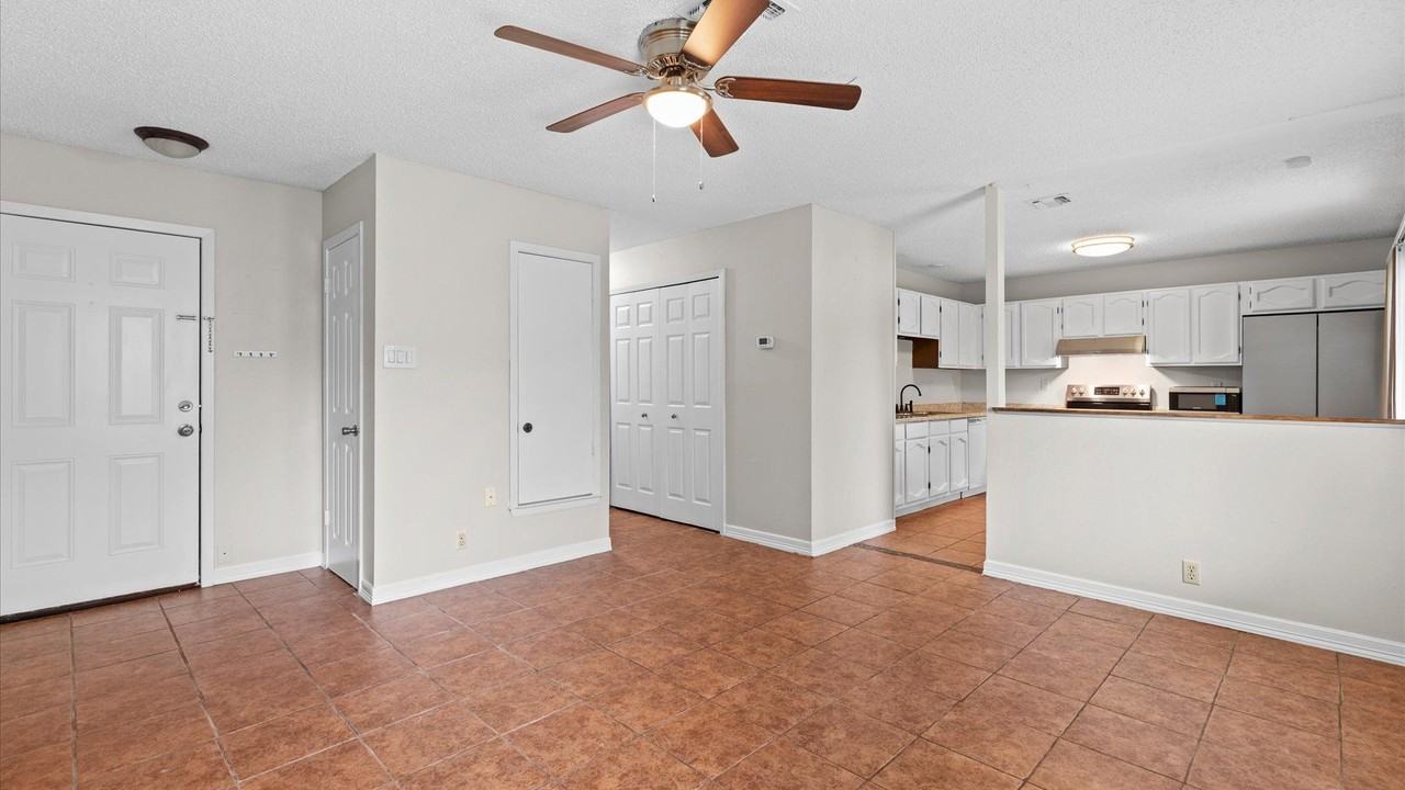 6822 Mountain Spring St - Photo 3 of 12