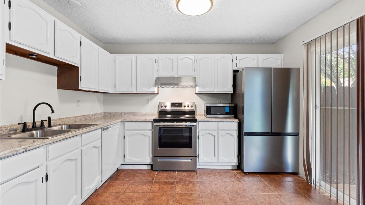 6822 Mountain Spring St - Photo 5 of 12