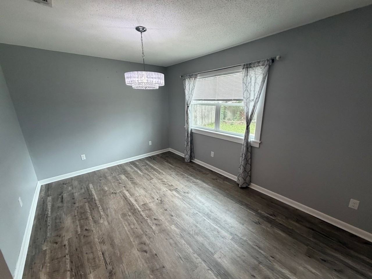 210 Honeysuckle Way - Photo 4 of 13