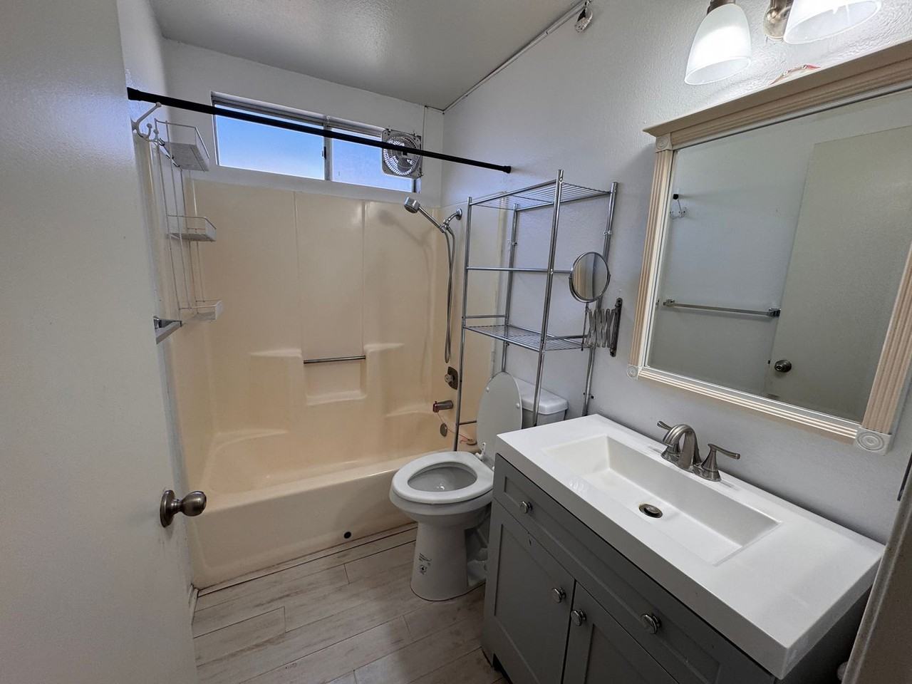 1933 Nuevo St - Photo 4 of 7