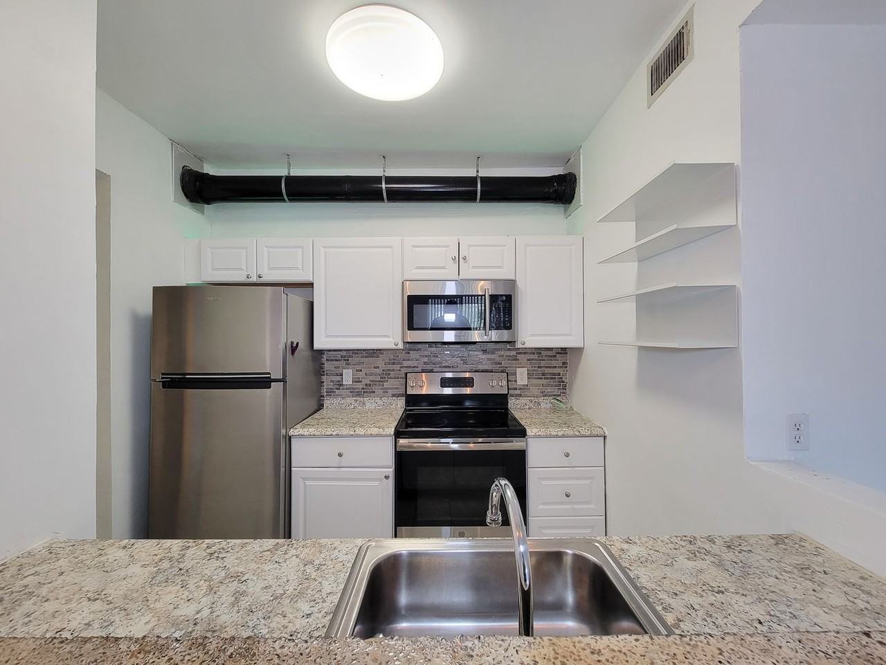 7119 N Holiday Dr - Photo 3 of 35
