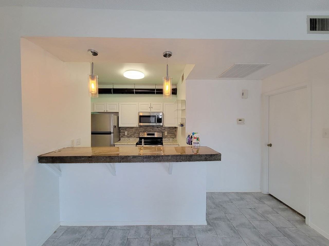 7119 N Holiday Dr - Photo 4 of 35