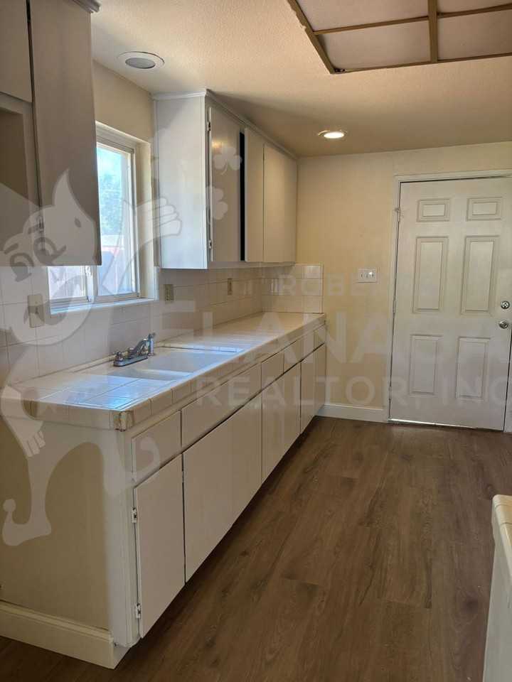 820 W 23rd St - Photo 3 of 13