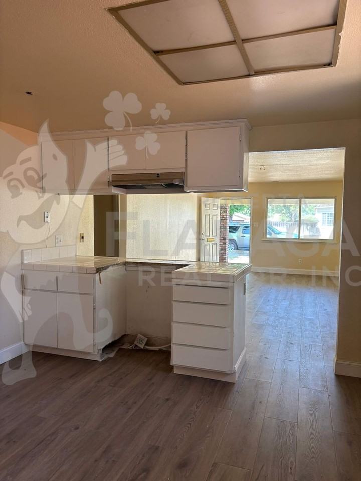 820 W 23rd St - Photo 4 of 13