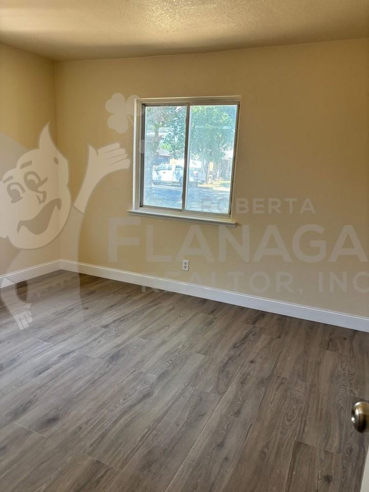 820 W 23rd St - Photo 5 of 13