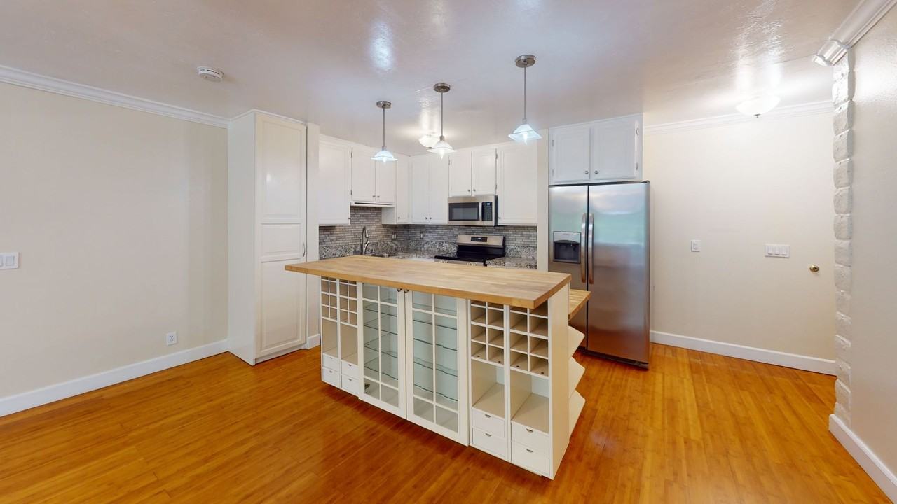 943 D Ave