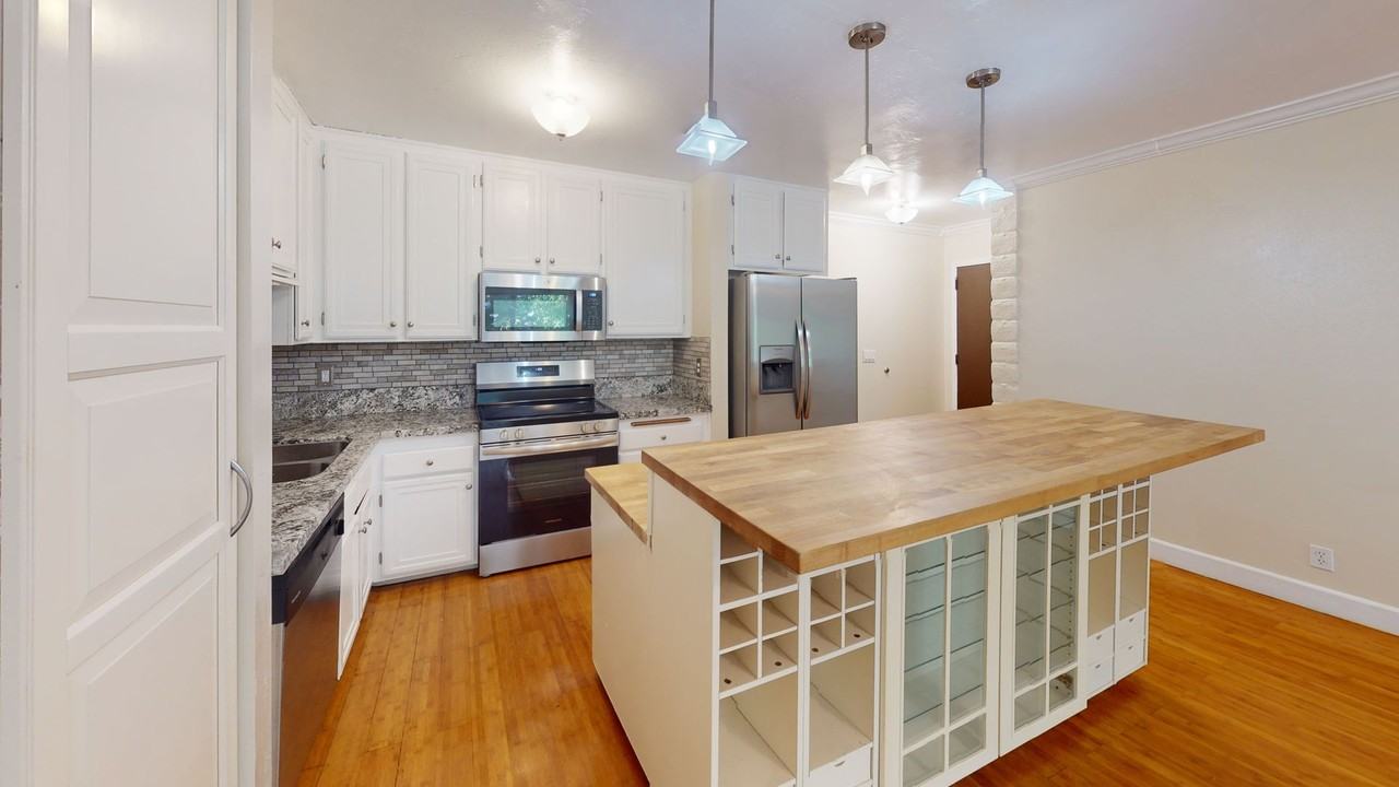 943 D Ave - Photo 4 of 13