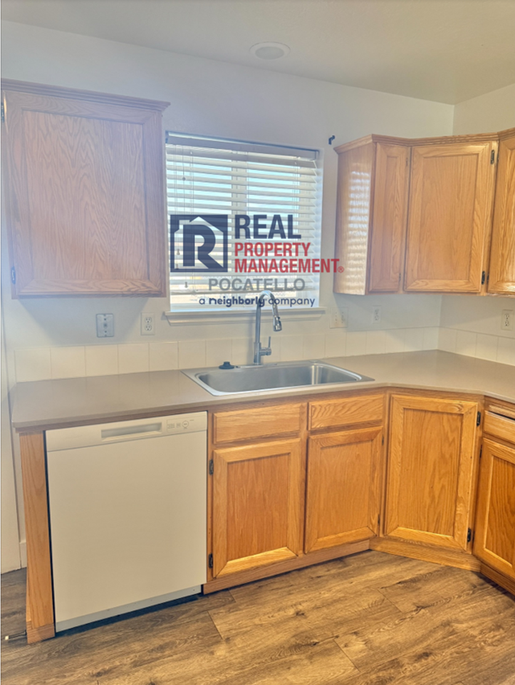 4347 Jordyn St #B - Photo 4 of 18