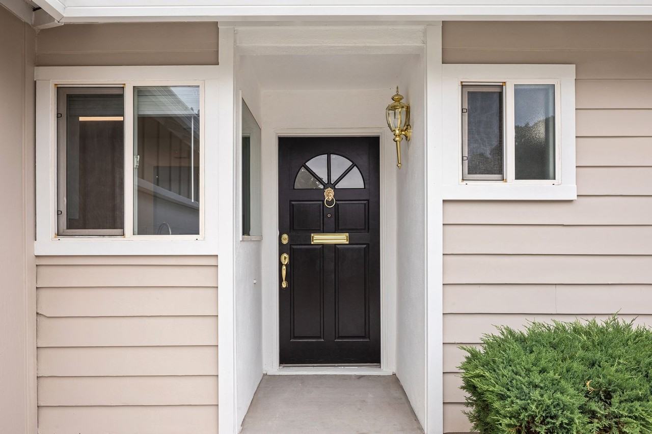 10852 Alderbrook Ln - Photo 2 of 11