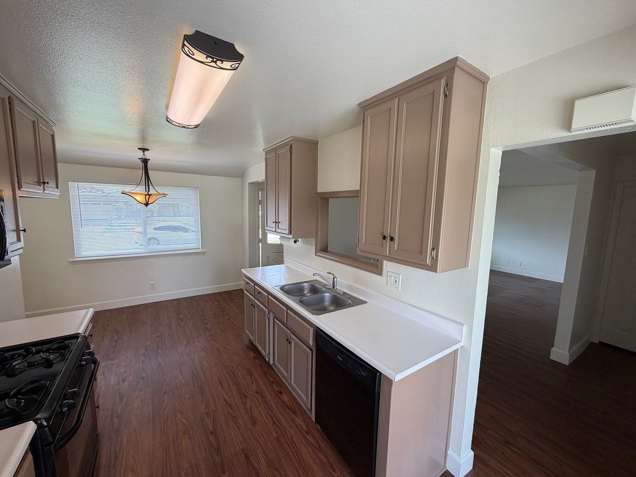 465 Stansbury Dr - Photo 3 of 13