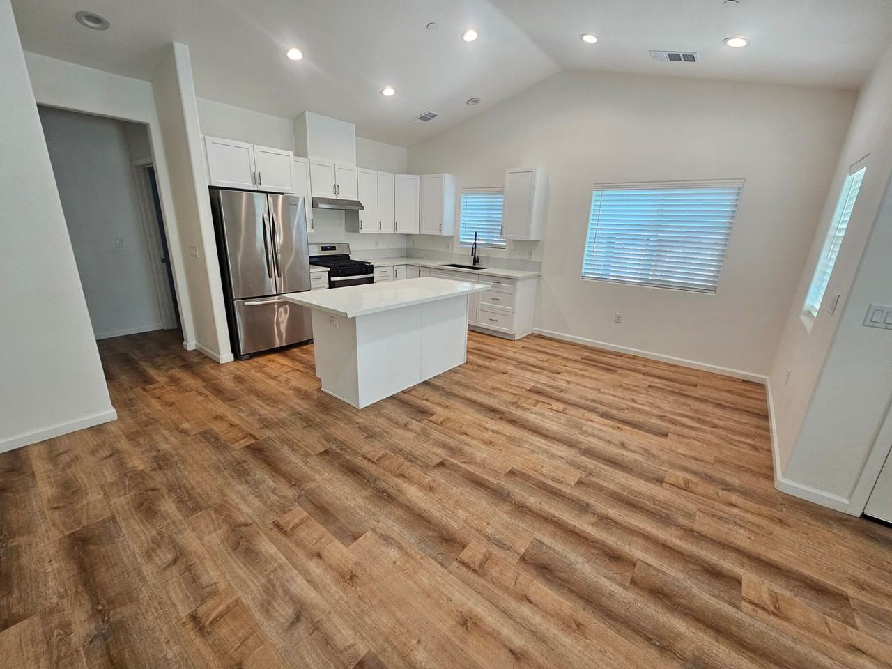 1186 Link St - Photo 4 of 31
