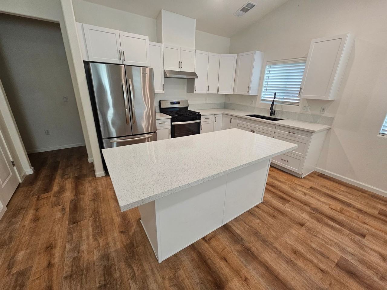1186 Link St - Photo 5 of 31