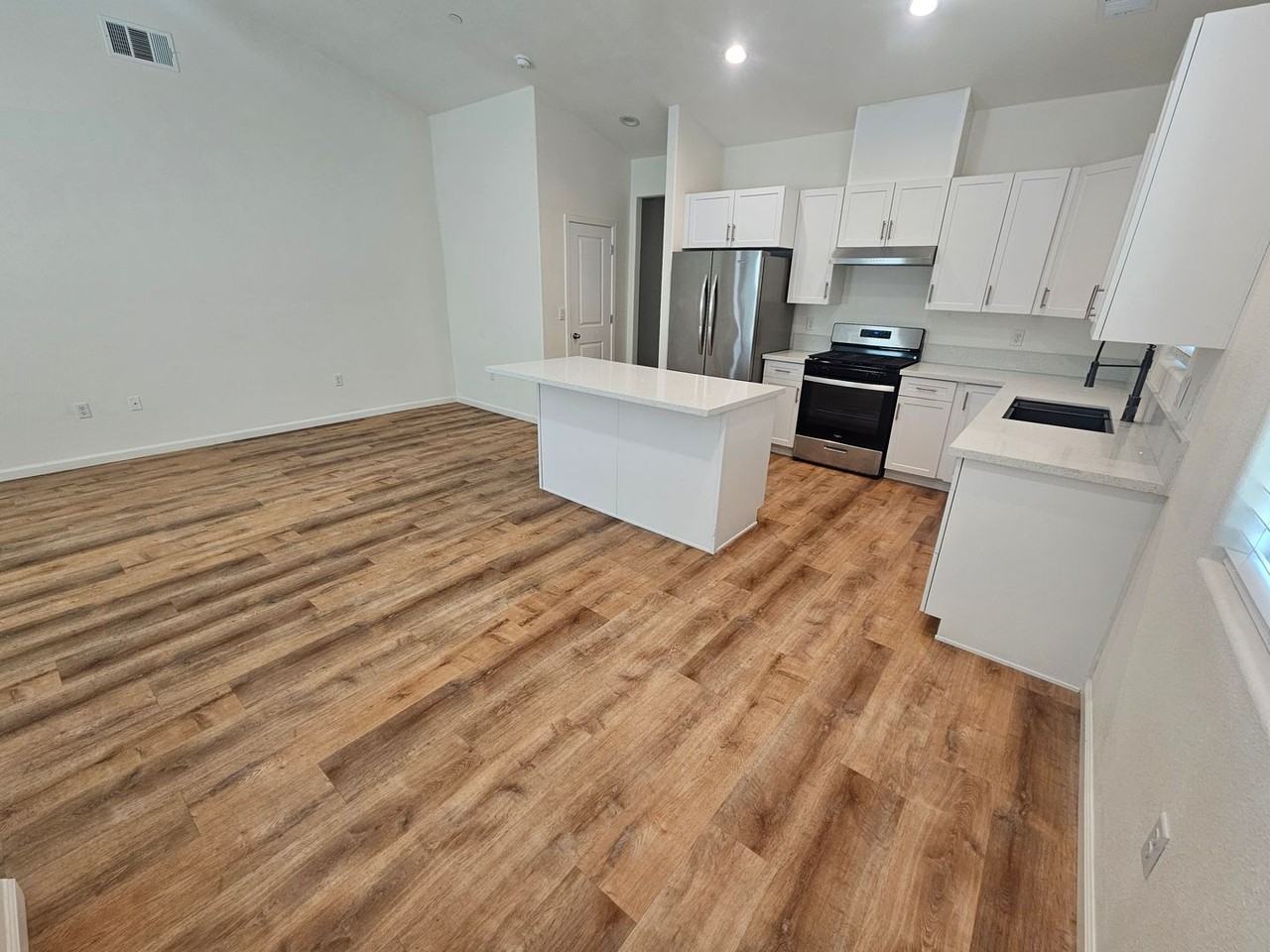 1186 Link St - Photo 7 of 31