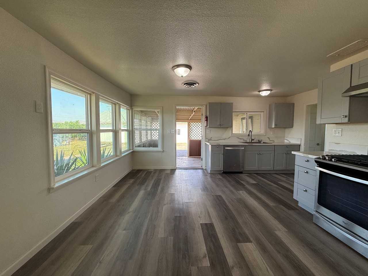 8897 Jacobs Ave - Photo 4 of 32