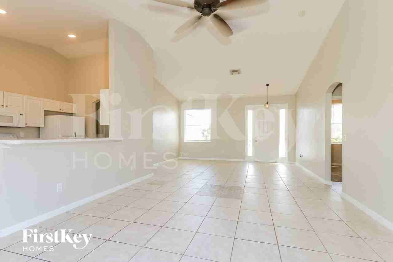237 Sw Ray Ave - Photo 4 of 16