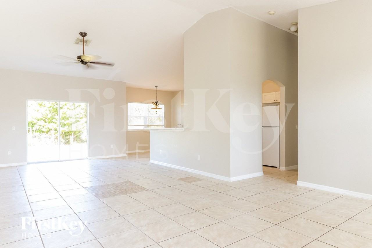 237 Sw Ray Ave - Photo 5 of 16
