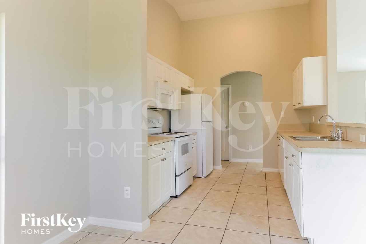 237 Sw Ray Ave - Photo 7 of 16
