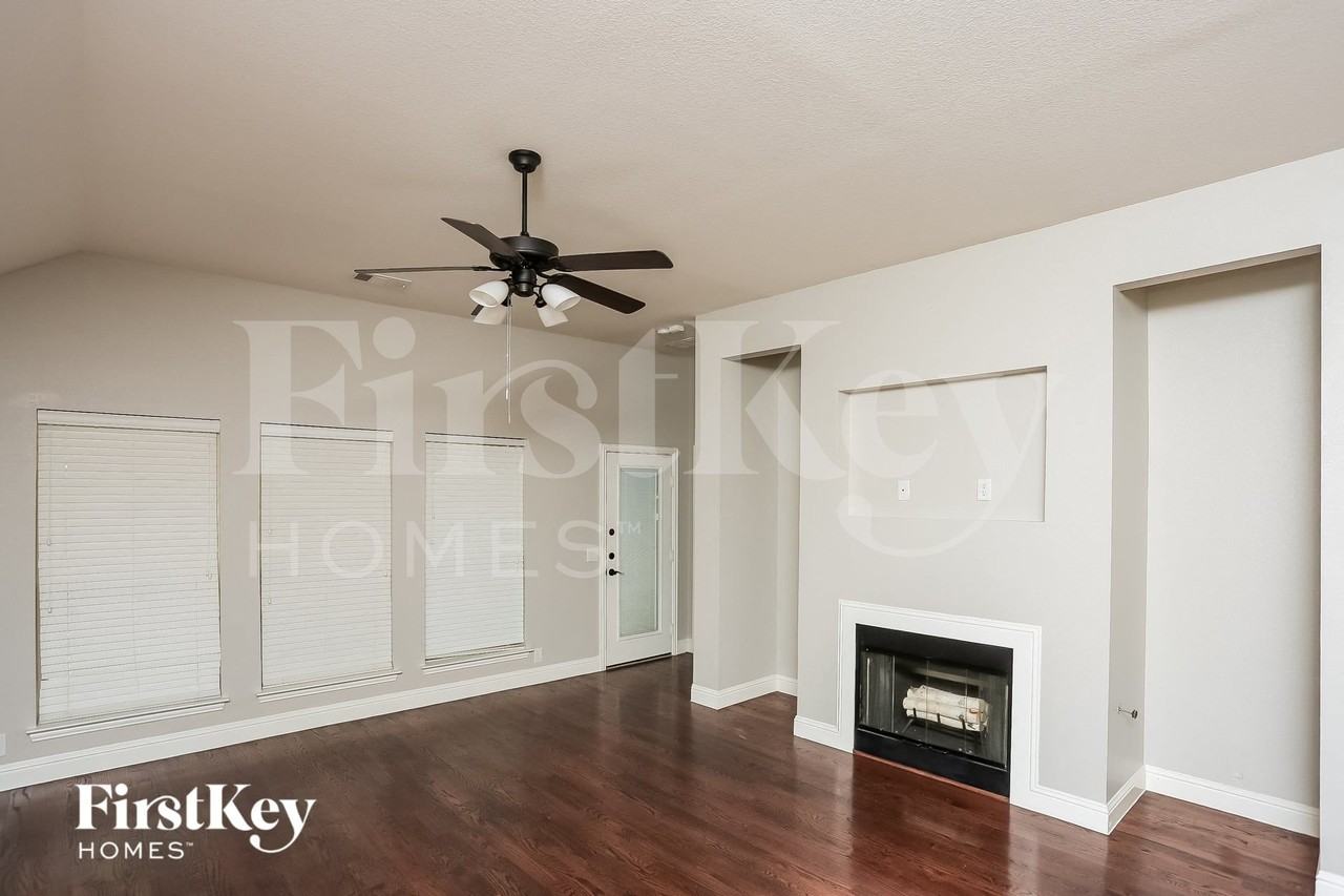 921 Loftin St - Photo 2 of 15