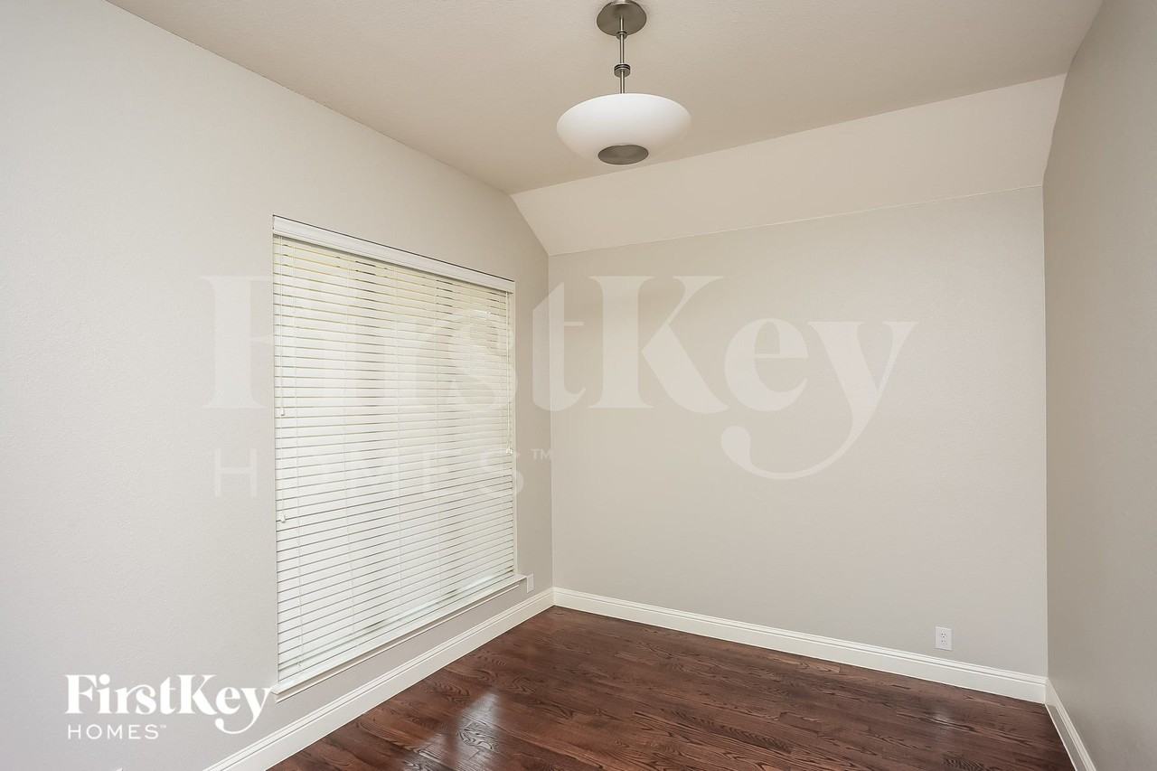 921 Loftin St - Photo 3 of 15