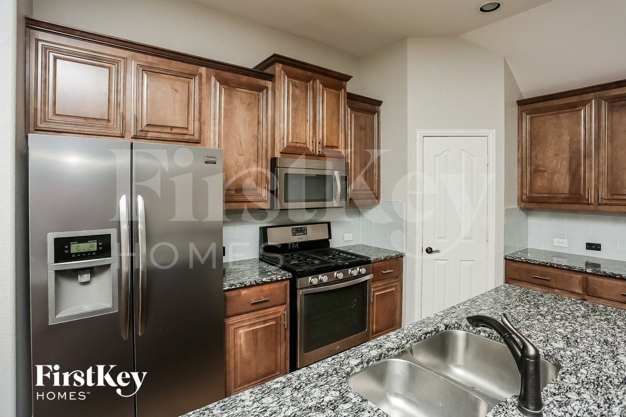 921 Loftin St - Photo 4 of 15